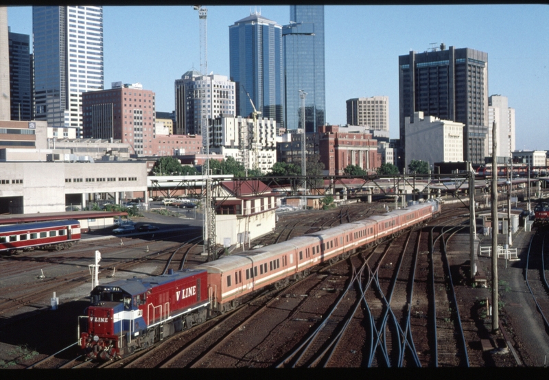 126132: Latrobe Street Bridge P 11 leading shunting push-pull set