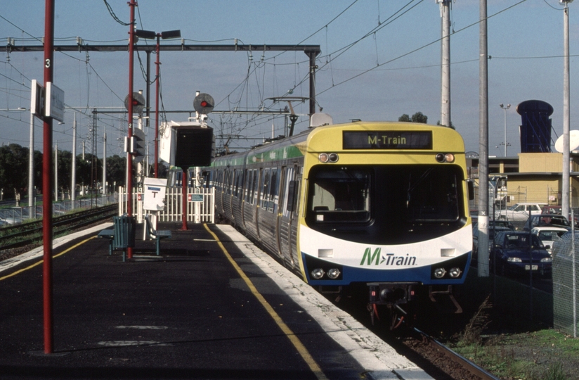 126501: St Albans (2), Down Suburban 3-car Comeng 452 M leading