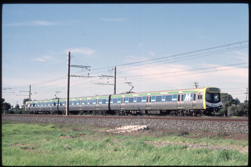 126552: Aircraft Suburban Train to Werribee 3-car MTrain Comeng 458 M leading