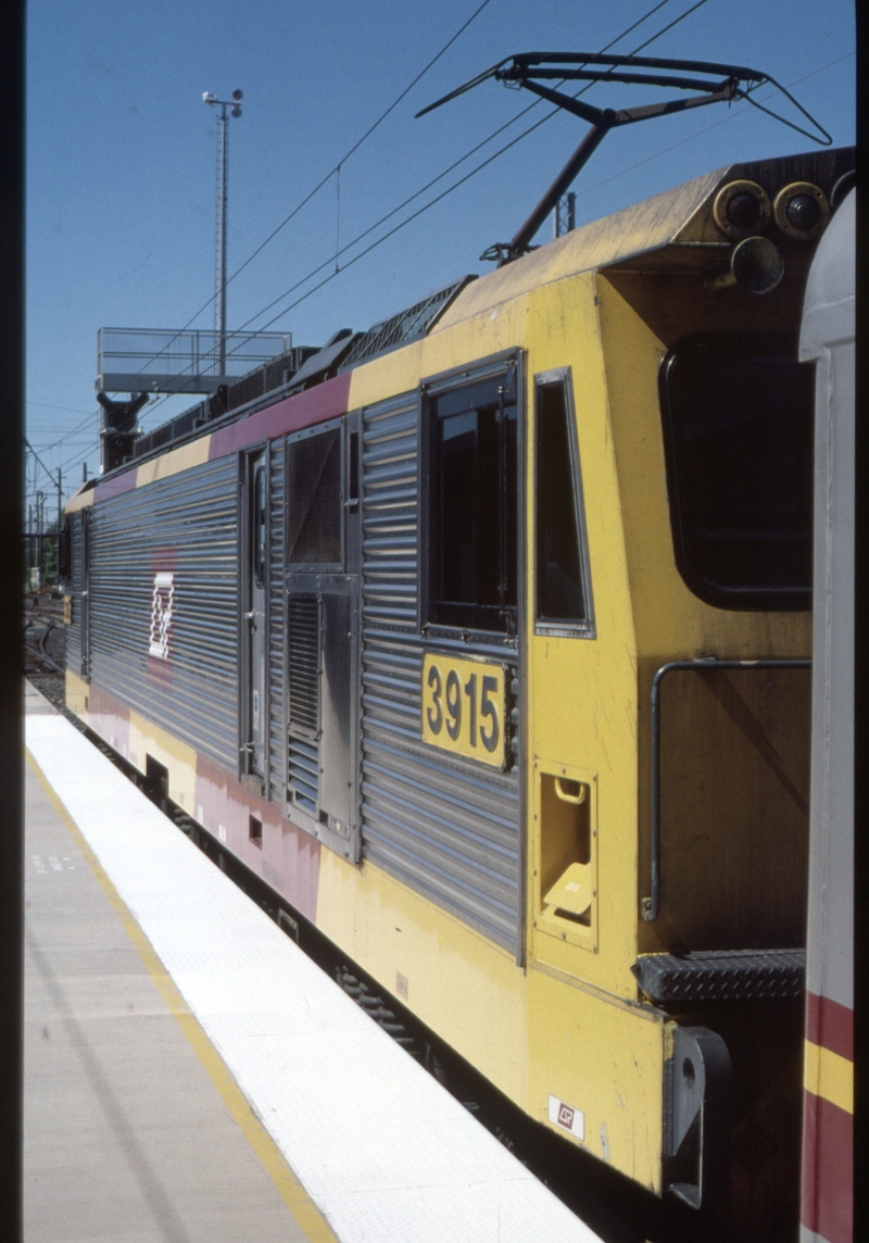 127030: Bundaberg Up 'Sunlander' 3915