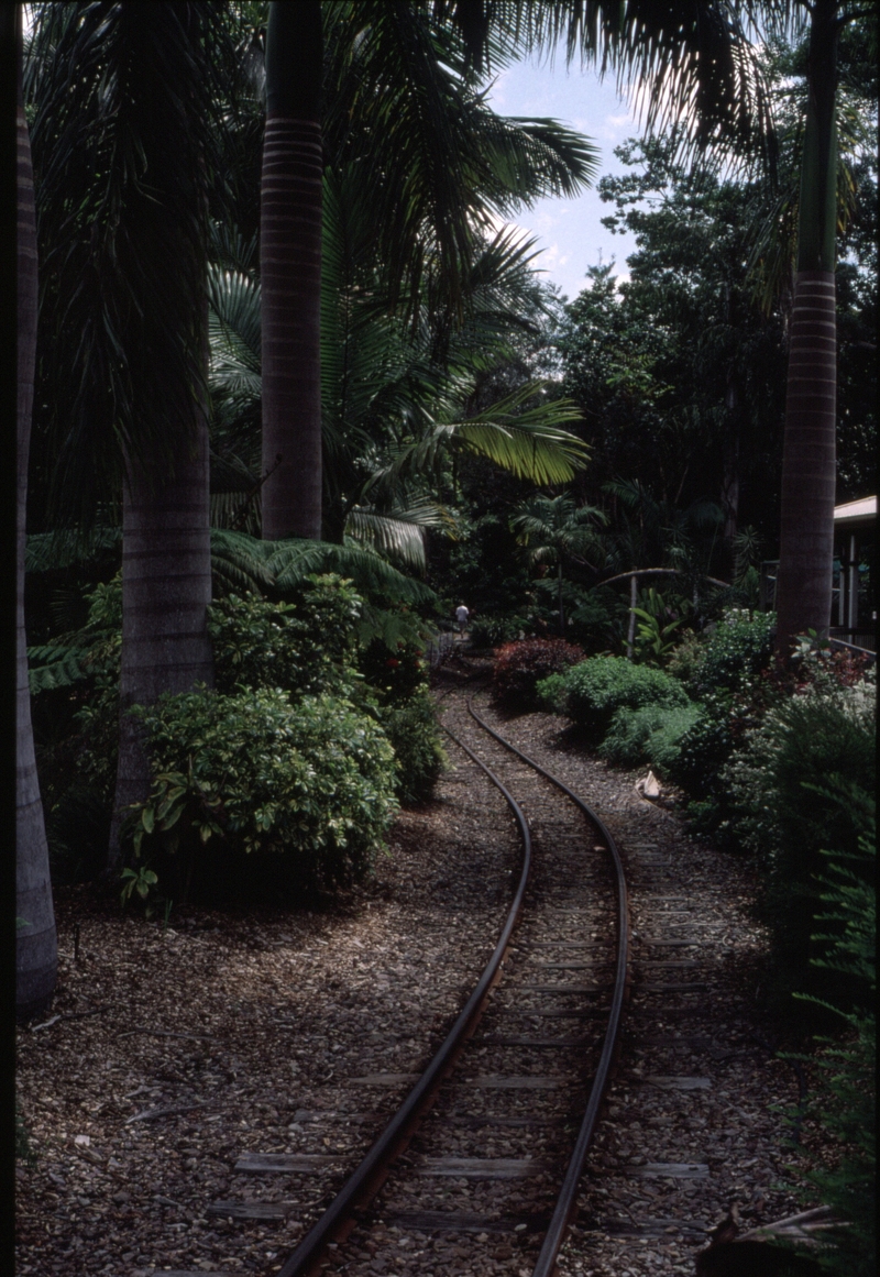 127129: Yandina The Ginger Factory Track near station