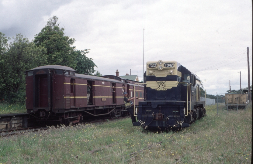 127193: Nyora T 342 running round 7502-7501 RTA Special