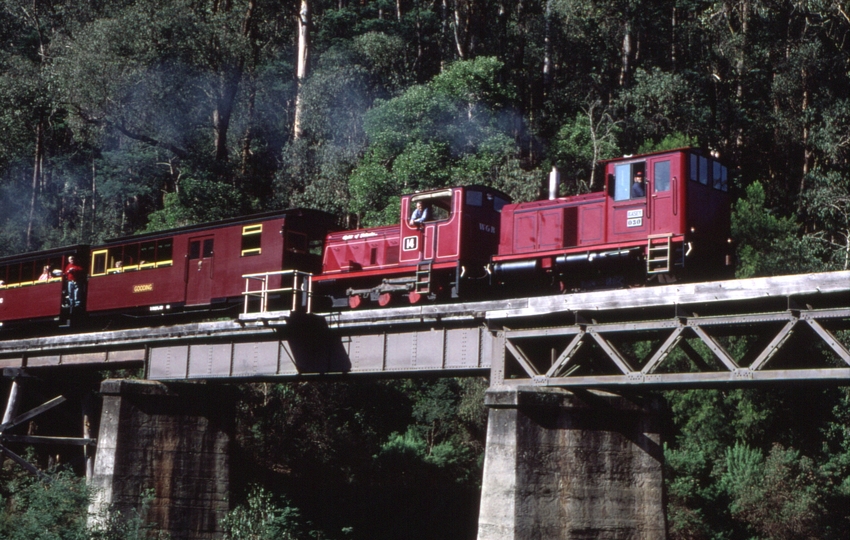 127428: Thomson River Bridge 11:40am Up Passenger 030 'Kasey' 14