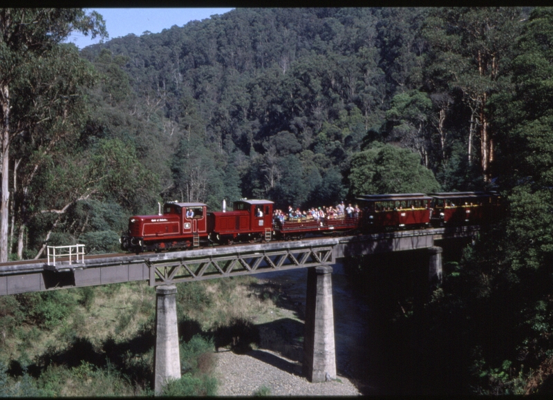 127431: Thomson River Bridge 1:00pm Down Passenger 14 030 'Kasey'