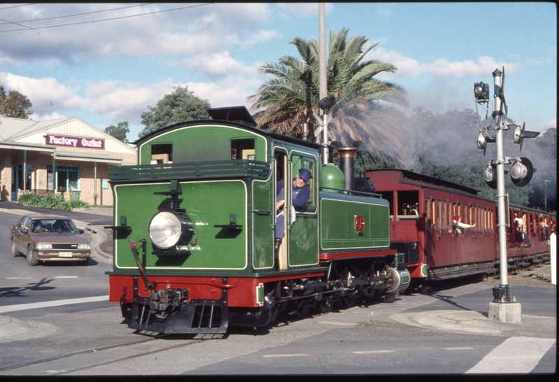 127483: Cockatoo Koo Wee Rup Road Level Crossing No 26 Up Passenger 6A