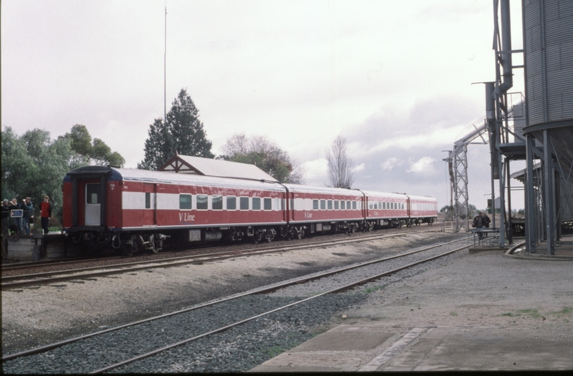 127502: Pyramid Cars for RTA Special at platform