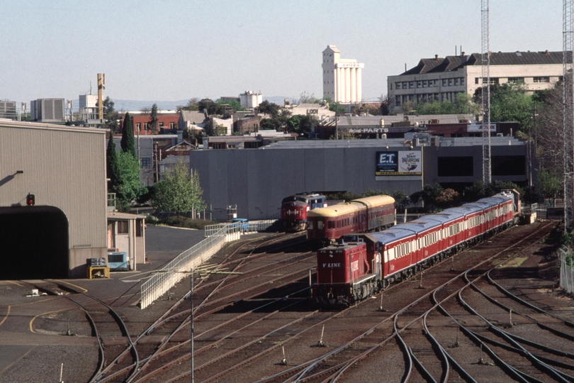 127806: Latrobe Street Bridge Stabled 'H' Set push-pull P 15 nearest
