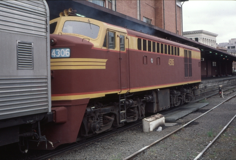 128165: Spencer Street Empty cars from NSWRTM 'Southern Aurora' 4306 trailing