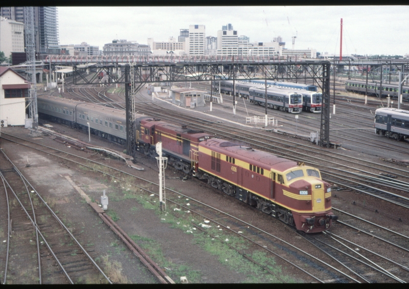 128169: Latrobe Street Bridge Down Empty cars formed by NSWRTM 'Southern Aurora' 4306 4520