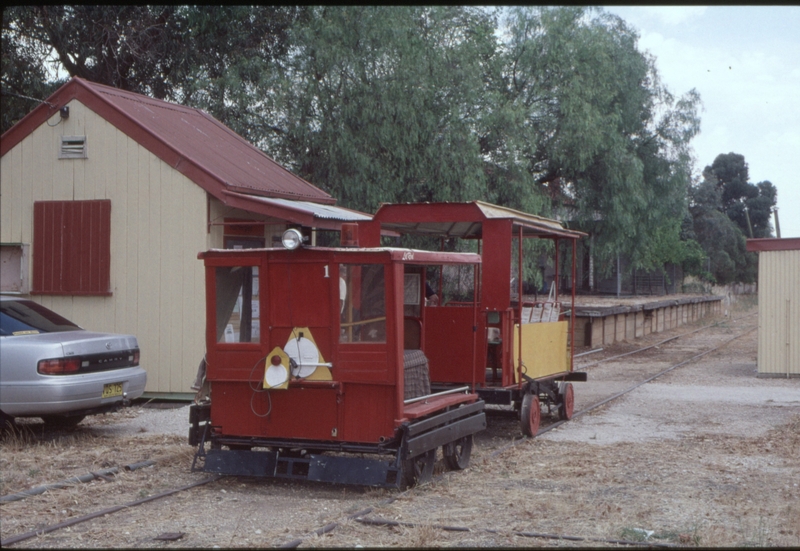 128280: Rutherglen Down 'Lil Red' No 1 propelling trailer