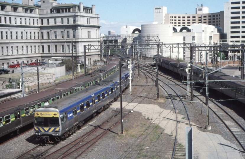 128313: Collins Street Bridge 670 M leading 6-car Connex Comeng Suburban Train