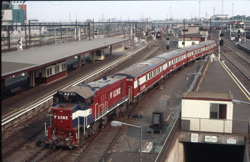 128326: Spencer Street P 11 propelling empty cars to Passenger Yard