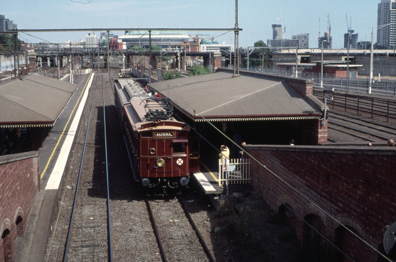 128352: North Melbourne 7071 Down Elecrail Special 137 M leading