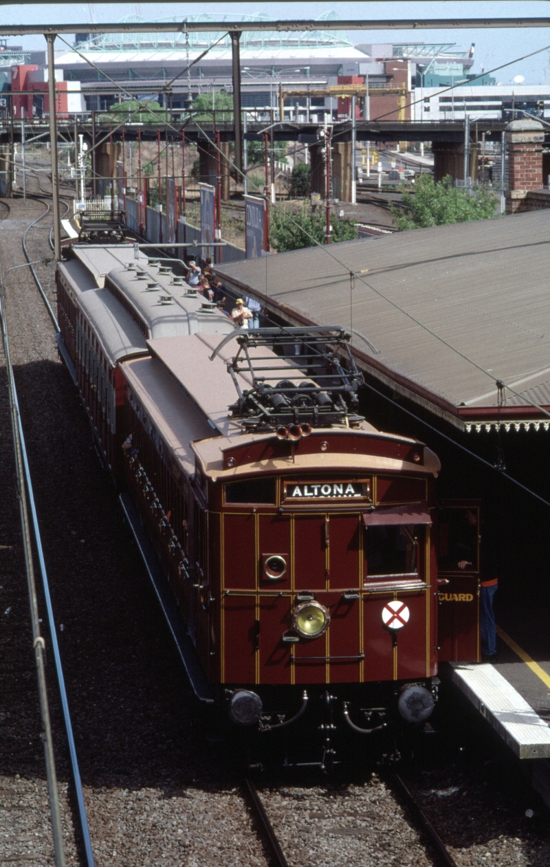 128353: North Melbourne 7071 Down Elecrail Special 137 M leading