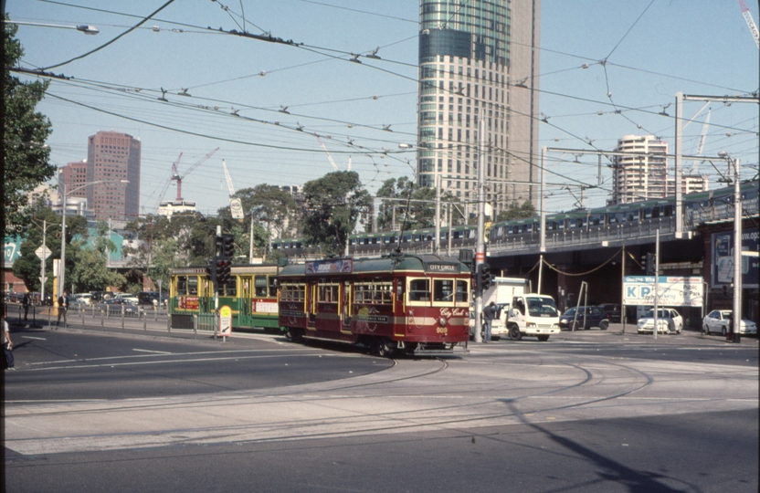 128410: Spencer Street at Flinders Street SW6 909 City Circle turning into Spencer Street