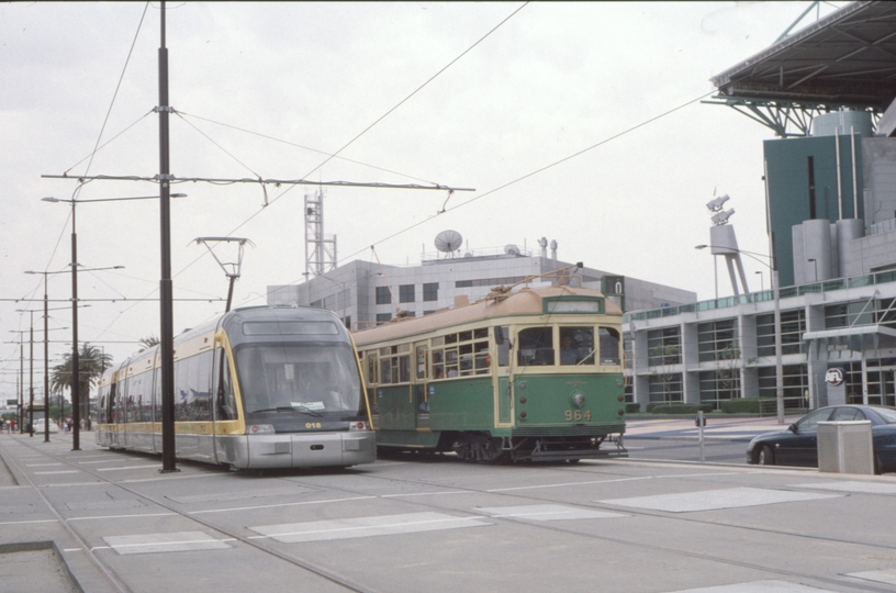 128420: Harbour Esplanade at Latrobe Street Porto 018 and Southbound City Circle SW6 964