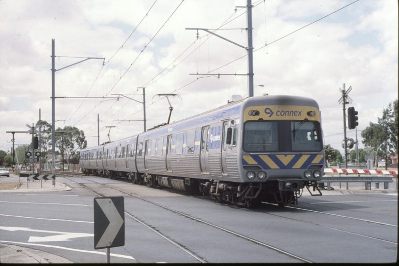 128422: Reservoir Plenty Road Level Crossing 367 M leading 3-car Connex Comeng Suburban