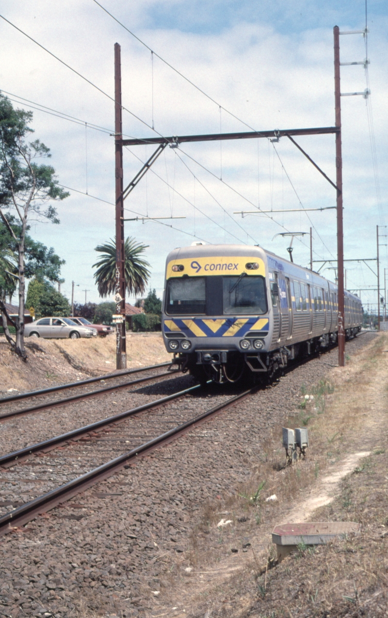 128425: Regent Down Suburban 3-car Connex Comeng