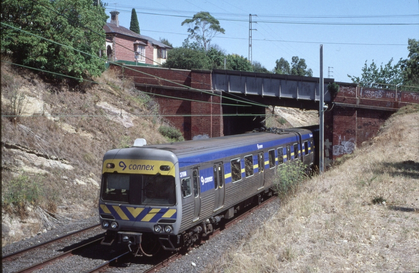 128431: Westbourne Grove Over Bridge 376 M leading Down Suburban 3-car Connex Comeng