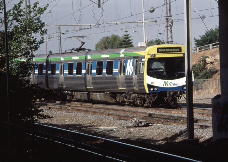 128446: Broadmeadows 426 M leading MTrain Comeng