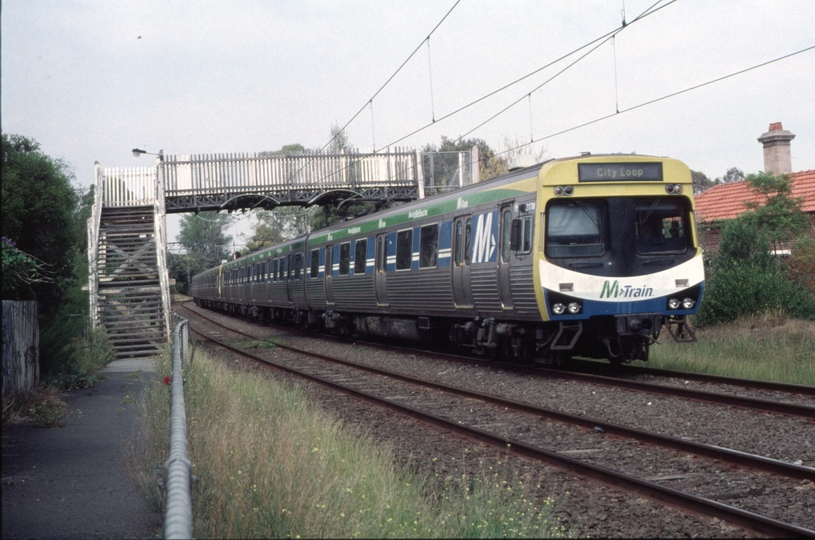 128475: Elsternwick (down side), Oak Avenue Footbridge Up Suburban 6-car MTrain Comeng 317 M leading