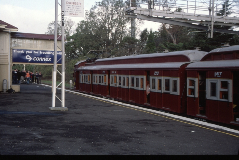 128556: Showgrounds 381 M leading R382 Up Elecrail Special