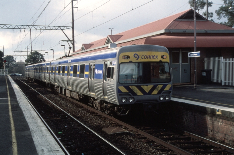 128677: Mitcham Up Suburban 574 M leading 3-car Connex Comeng