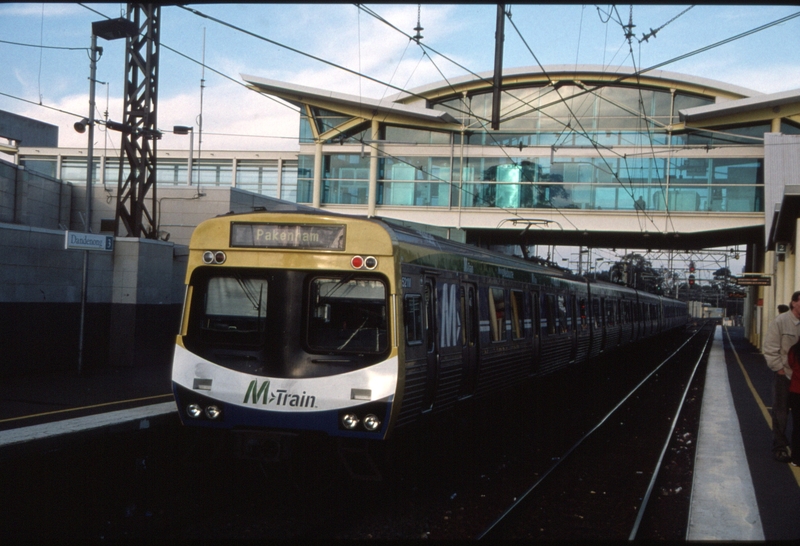 128702: Dandenong 521 M trailing Down Suburban 6-car MTrain Comeng