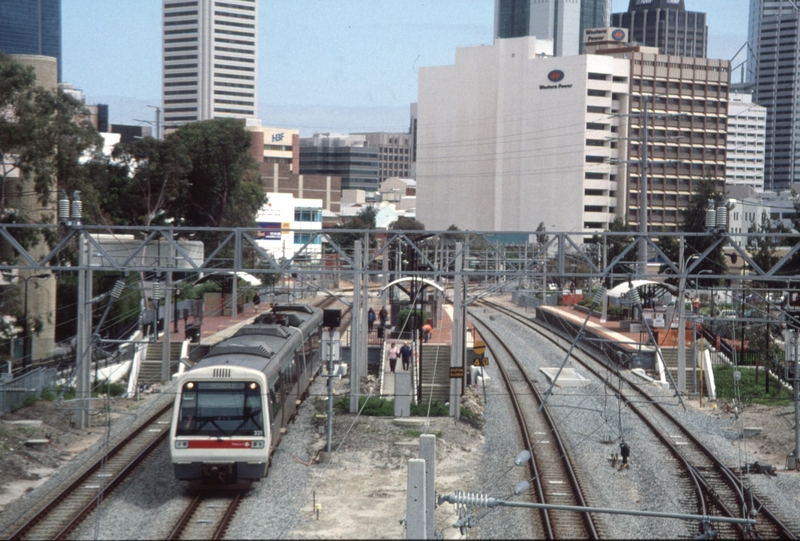 128972: McIver Suburban to Armadale AEB 321 leading