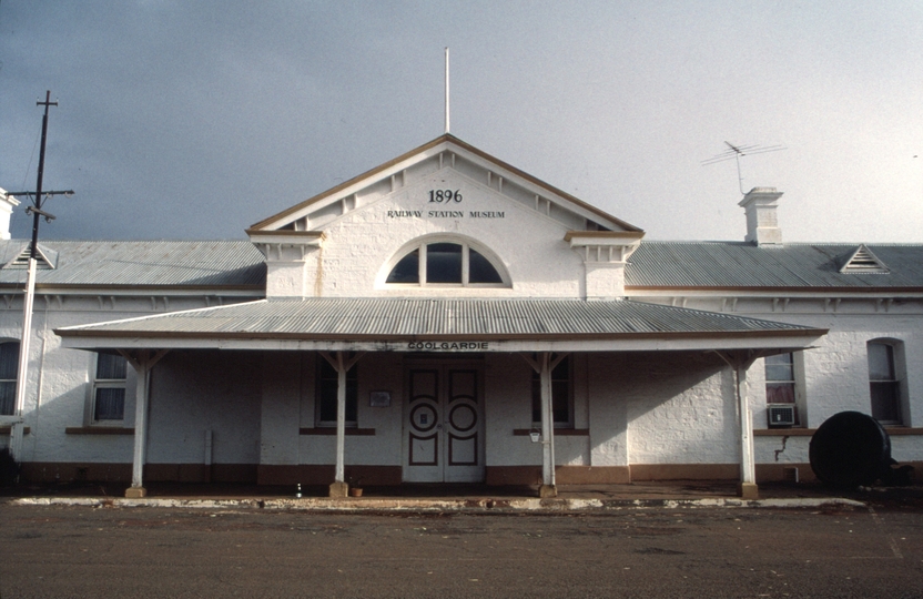 129200: Coolgardie station street frontage