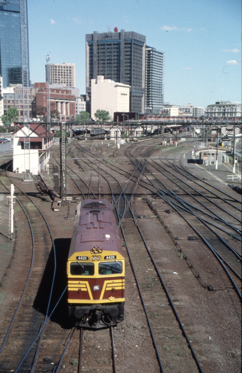 129268: Latrobe Street Bridge 44211 running round