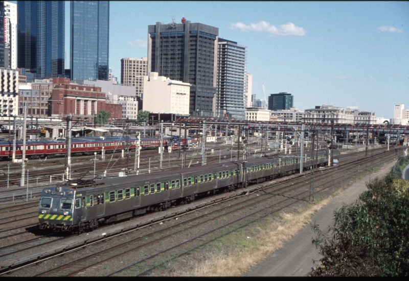 129269: Latrobe Street Bridge Down Suburban 192 M leading 6-car Hitachi