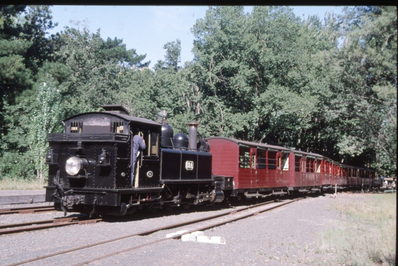 129534: Gembrook 12A propelling cars to Town Station