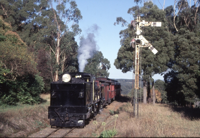 129676: Menzies Creek (up home signals), No 28 Up Passenger G 42