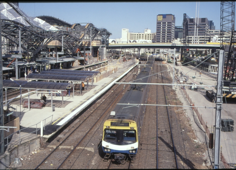 130009: Spencer Street Tracks between No 10 and No 11 Platforms Down Empty Cars 6-car MTrain Comeng