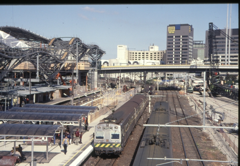 130010: Spencer Street Platform 14 Train to RAS Showgrounds 6-car Hitachi