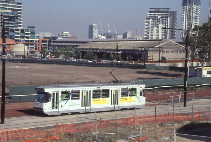 130140: Harbour Esplanade opposite Docklands Park Northbound A2 281