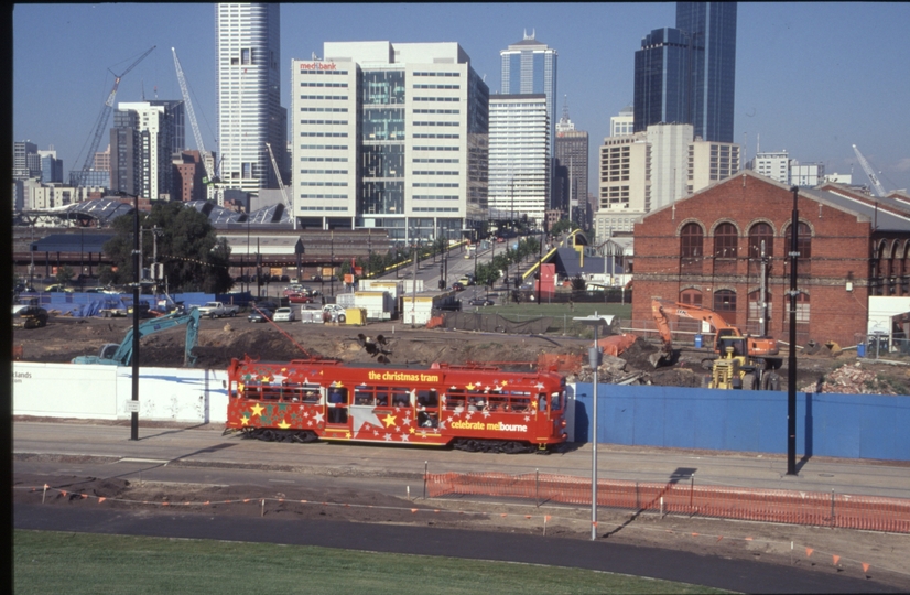 130143: Harbour Esplanade opposite Docklands Park Southbound SW6 909