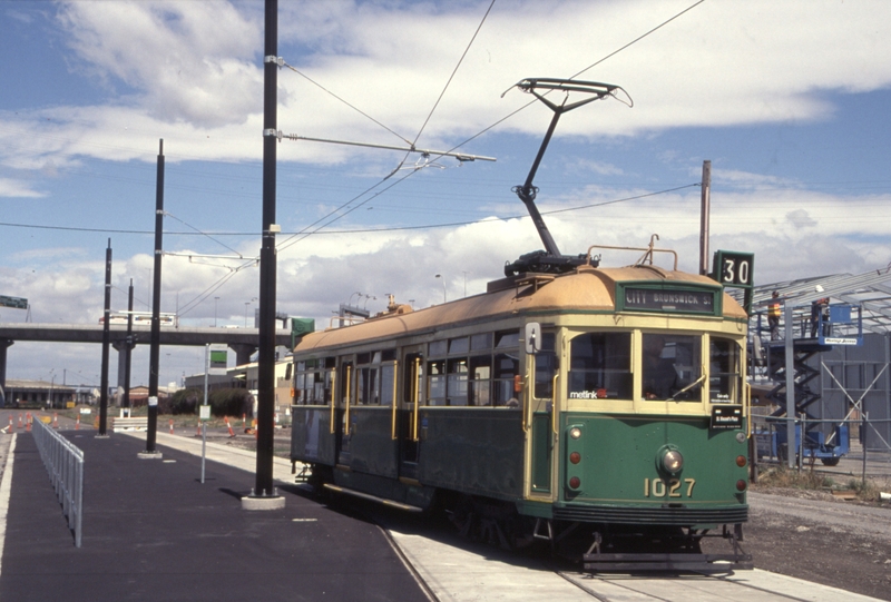 130193: Docklands Terminus W7 1027 departing for St Vincent's Plaza