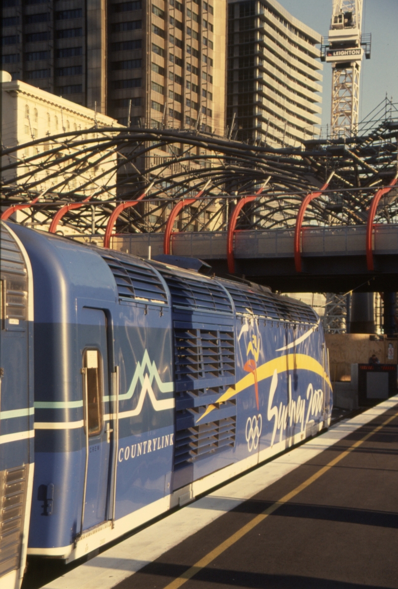 130206: Spencer Street Platform 1 Day XPT from Sydney XP 2000 leading