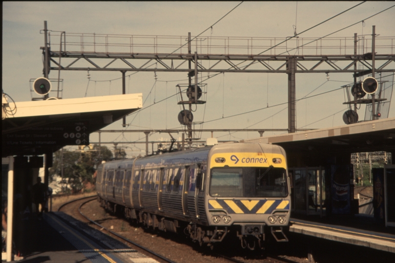 130248: Richmond Up Suburban 6-car Connex Comeng 637 M leading