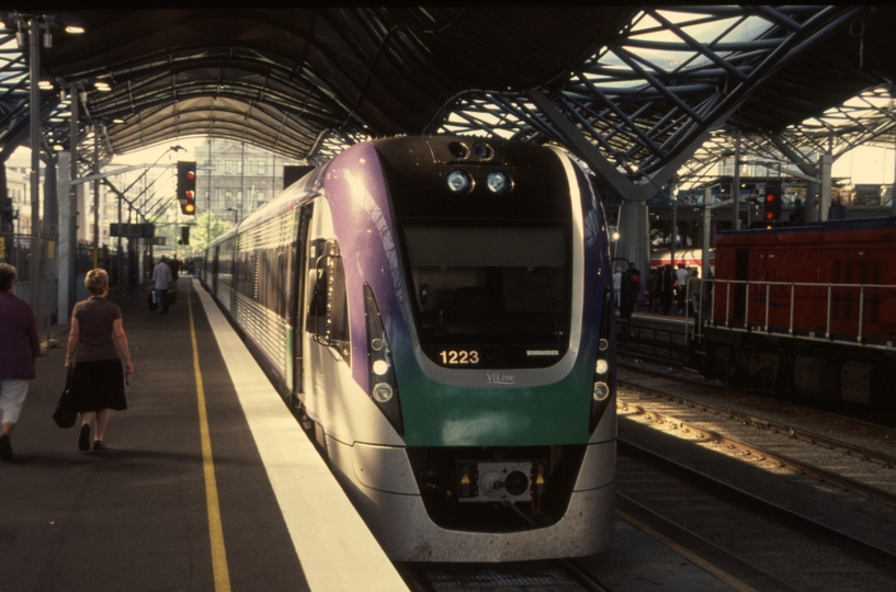 130630: Southern Cross 1223 Platform 5 leading 9:38am arrival from Ararat