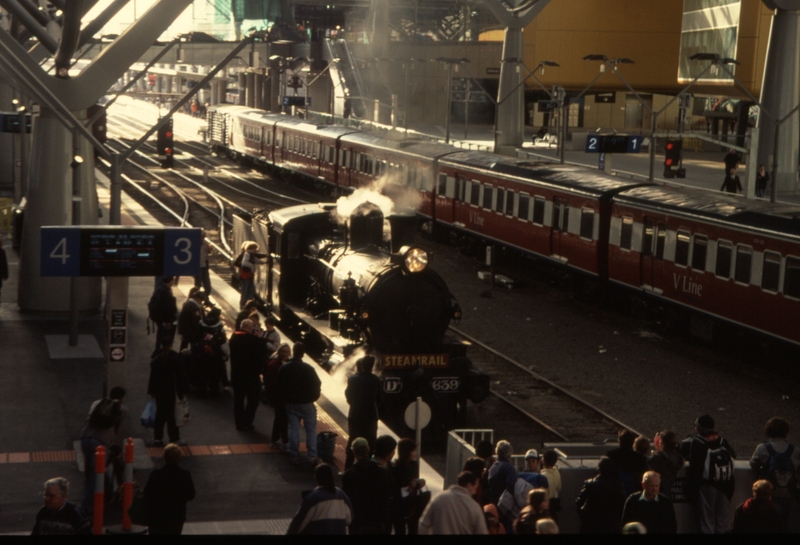 131162: Southern Cross Platform 3 D3 639 detached from Streamrail Special from Geelong