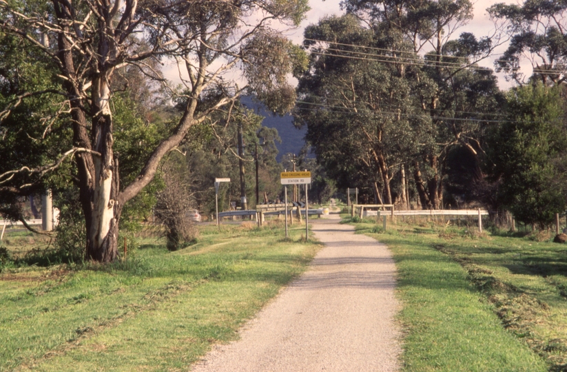 131189: Wesburn Lilydale end looking towards Lilydale