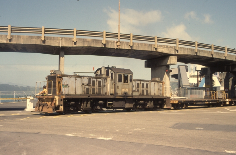 131379: Wellington Ferry Terminal DSG 3059 shunting wagons on to Inter Island Ferry 'Awatere'