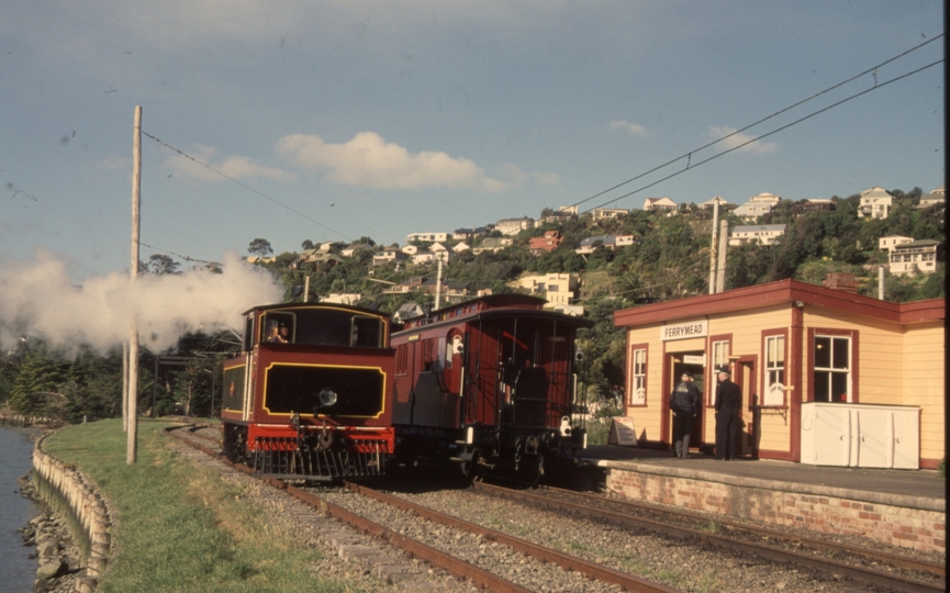 131520: Ferrymead Railway Ferrymead W 192 running round