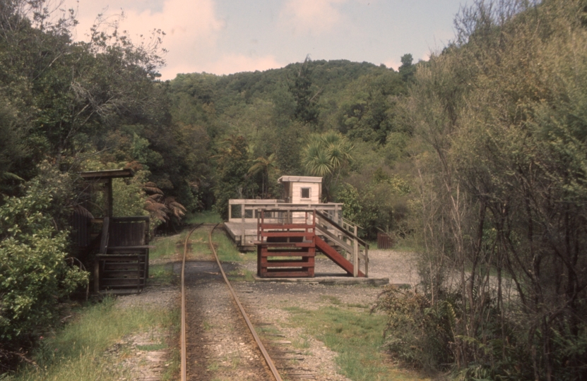 131870: Shantytown Terminal Station looking towards end of rack