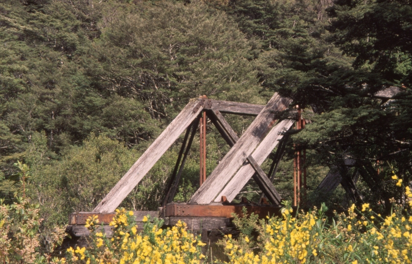 131886: Ford Creek Bridge Roa Incline Blackball end Note chairs for centre rail