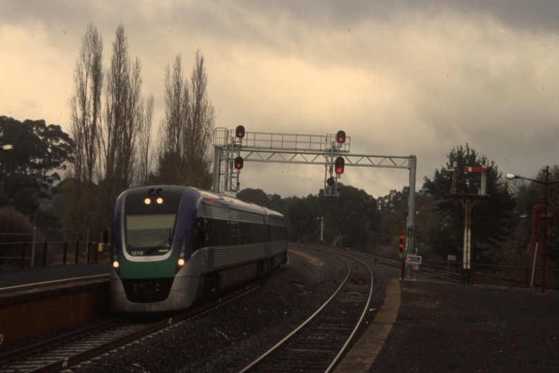 132124: Castlemaine 8071 Passenger to Echuca 1219 leading