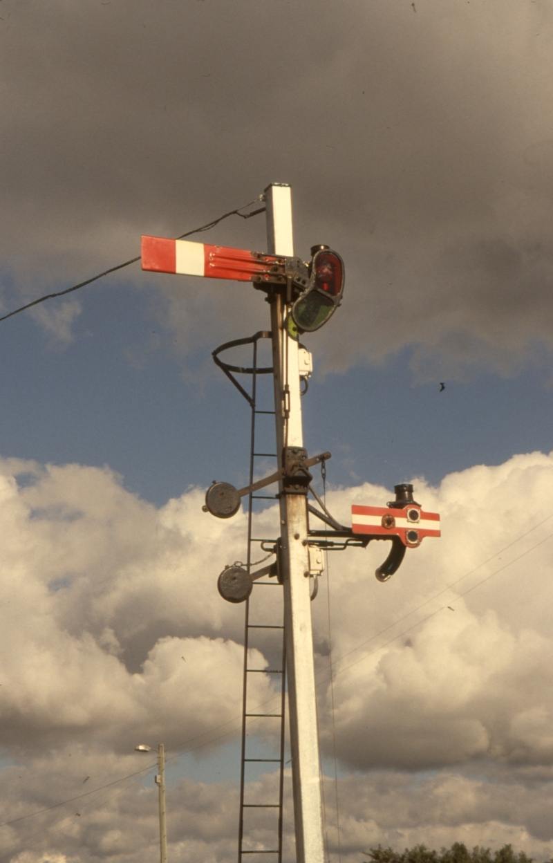 132198: Temora Semaphore Home and shunt signals